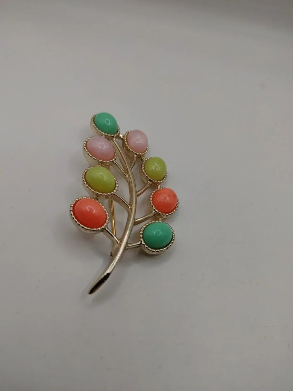 VTG BROOCH/PIN Signed Sarah Coventry Leaf Multi Colored Cabochons Mid Century